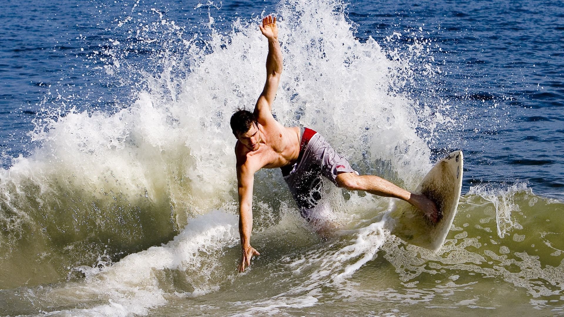 G2不断突破！，萨拉赫连续十五场比赛得分超过夺冠全场沸腾不已